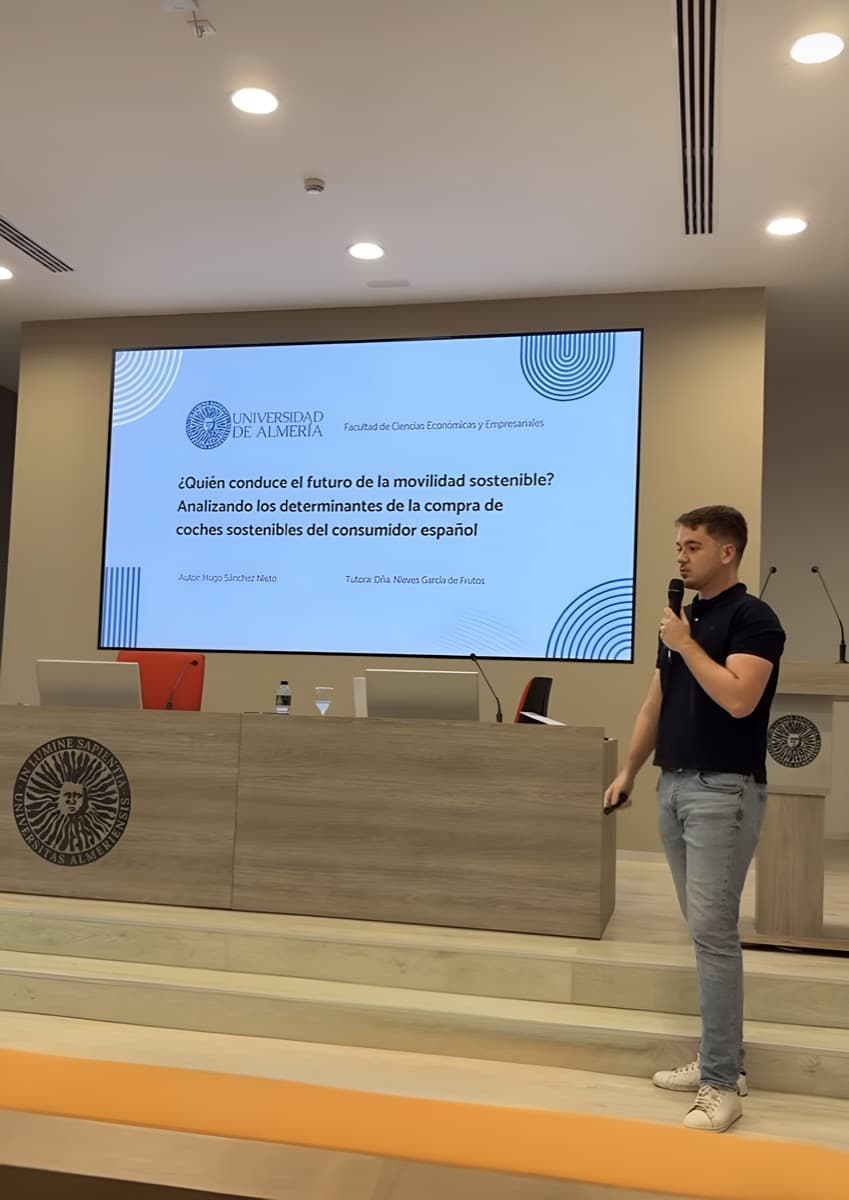 Hugo Sánchez Nieto presentando su investigación sobre movilidad sostenible
